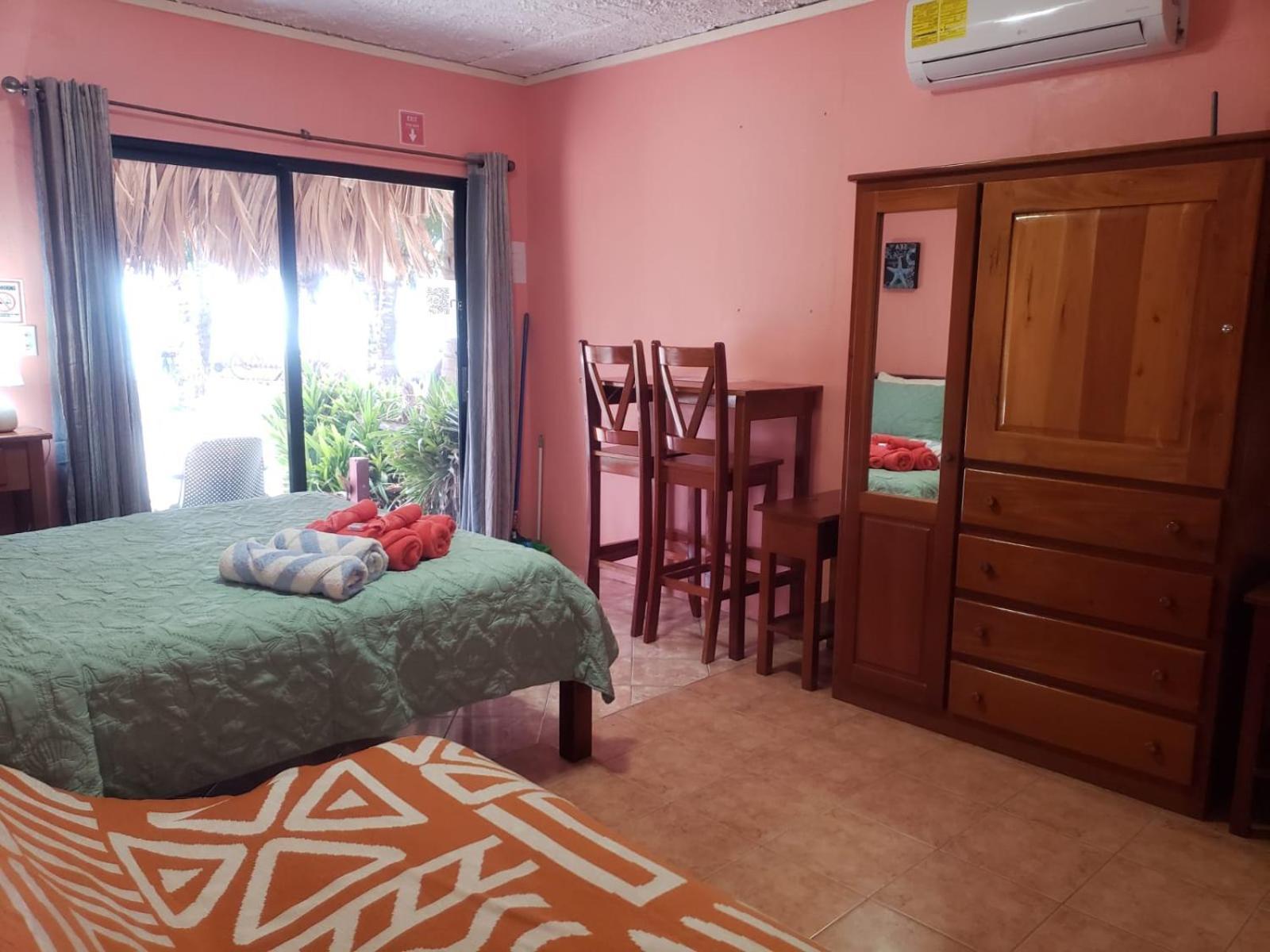 Beach Club Condos At Popeyes Caye Caulker Dış mekan fotoğraf